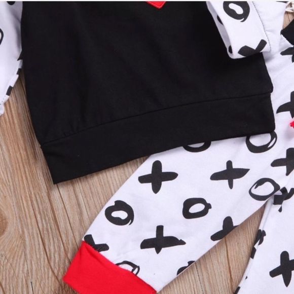 Infant Valentine Two Piece Set XOXO Hugs and Kisses Black White Red Heart Outfit - Picture 4 of 8